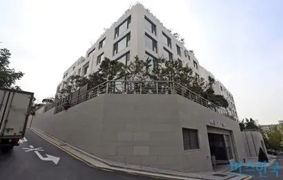 구본성 아워홈 대표이사 부회장이 둘째딸 구진아 씨에게 지분을 증여한 강남구 청담동 소재의 고급빌라 효성빌라청담101. 사진=비즈한국DB