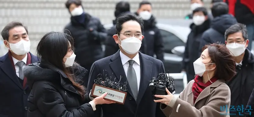 이재용 삼성전자 부회장의 불법 프로포폴 의혹 사건을 놓고 검찰이 딜레마에 빠졌다. 대검찰청 검찰수사심의위원회에서 ‘수사를 그만해야 한다’는 결론이 나왔는데, 기소 여부를 두고는 동률이 나왔다. 지난 1월 18일 서울고등법원에서 열린 국정농단 사건 파기환송심 선고 공판에 출석한 이재용 부회장. 사진=임준선 기자