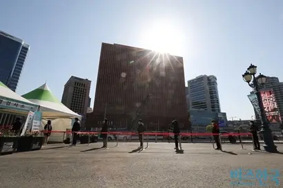 국내 코로나19 신규 확진자 수가 다시 700명 선까지 급증한 8일 오전 서울역 임시선별진료소에 코로나19 검사를 받기위해 시민들이 줄을 서있다. 사진=박정훈 기자