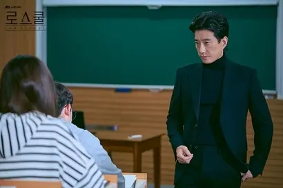 ‘우리가 만난 기적’ 이후 3년 만에 드라마로 돌아온 김명민. 그의 대표작 ‘하얀거탑’ ‘베토벤 바이러스’에서 의사와 지휘자라는 전문직을 연기한 바 있었는데, 이번엔 검사 출신 로스쿨 교수를 맡아 종횡무진 활약한다. 김명민은 ‘개과천선’에서도 하버드 로스쿨 출신의 변호사를 연기한 바 있다.