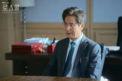 ‘로스쿨’에서 살해당한 사건의 당사자이자 뺑소니 사건, 뇌물수수 사건 등으로 빛나는 검사직에서 불명예스럽게 퇴진한 서병주 교수. 서병주를 연기한 안내상은 ‘송곳’ ‘눈이 부시게’로 김석윤 PD와 호흡을 맞춘 바 있다.