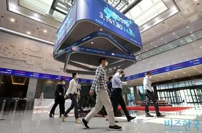 상장폐지 사유가 발생한 기업들이 ‘새로운 주인’을 만나 다시 거래 재개의 기회를 부여받는 방식이 하나의 트렌드가 되고 있다. 지난 5월 3일 한국거래소 모습. 사진=박정훈 기자