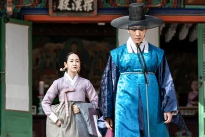 화인옹주를 어릴 적부터 마음에 두었으나 옹주가 형의 아내가 되는 바람에 형수로 대하게 되는 이이첨의 아들 이대엽(신현수). 그러나 대엽의 고모인 해인당 이씨(명세빈)와 출생의 비밀로 얽혀 있을 것으로 짐작된다. 사진=MBN 제공