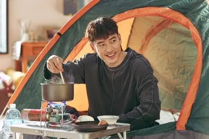 세상을 떠난 아버지 한정우 대신 그의 이부동생 조상구(이제훈)가 그루의 삶에 깃든다. 돈에 욕심이 있었던 상구는 어릴 적 형 정우에게 버림 받았다는 아픔을 지닌 채 험난하게 세상을 살아왔다.