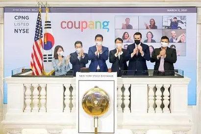 외국인 임직원이 많은 쿠팡은 사내의 원활한 의사소통을 위해 통역사를 대거 채용했다. 지난 3월 11일(현지시각) 뉴욕증권거래소에서 상장기념 ‘오프닝 벨’을 울리는 쿠팡 경영진. 왼쪽부터 김현명 쿠팡 IR 팀장, 강한승 쿠팡 대표이사, 김범석 쿠팡 이사회 의장, 박대준 쿠팡 대표이사, 존 터틀 NYSE 부회장, 거라브 아난드 쿠팡 CFO. 사진=쿠팡 제공