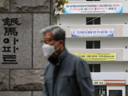 서울 강남구 재건축 단지인 대치동 은마아파트에 재건축 관련 현수막이 걸려 있다. 사진=박정훈 기자