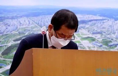 지난 18일 국회 국토교통위원회 전체회의에 출석한 권순호 현대산업개발 대표가 광주 건물붕괴 사건 피해자와 유족에게 사과했다. 경찰은 재하도급 여부를 확인하기 위해 현대산업개발 본사를 압수수색 했다. 사진=박은숙 기자