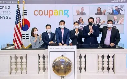 3월 11일(현지시각) 뉴욕증권거래소에서 열린 쿠팡 상장기념 ‘오프닝 벨’ 행사. 이날 행사에는 김범석 쿠팡 창업주(왼쪽에서 세 번째)가 참석했다. 사진=쿠팡 제공