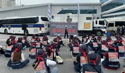 지난 15일 강원 원주시 국민건강보험공단에서 민주노총 국민건강보험 고객센터지부원들이 총파업 대회를 하고 있다. 사진=연합뉴스