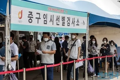 증권업계에서는 상반기보다 하반기 제약·바이오 업종이 시장 관심을 받을 수 있을 것으로 전망한다. 델타 변이 특수로 코로나19 상황이 새로운 국면을 맞이한 영향이 작용할 것이라는 분석이다. 지난 1일 서울역 중구 임시 선별 검사소에서 시민들이 코로나19 검사를 받기 위해 줄을 서 있다. 사진=최준필 기자
