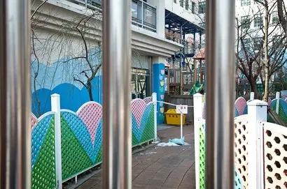 보육교사 백신 접종 예약이 금요일에 몰리자 물량 부족으로 타 지역까지 접종을 가는 상황까지 생겨났다. 사진은 긴급 휴원한 어린이집으로 기사 내용과 관련없다. 사진=임준선 기자