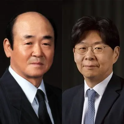 한국야쿠르트 창업주 고 윤덕병 회장과 아들 윤호중 현 hy 회장. 사진=hy 제공