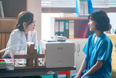 똑똑하고 헌신적이며 환자는 물론 후배들에게도 친절하되 똑부러진 가르침을 주는 모범생 의사 채송화. 단점이라곤 없어 보이는 그에게 주어진 단점은 음치와 식탐 정도다. 이 정도 단점만 있는 삶이란 어떤 걸까. 물론 채송화의 천성에 부단한 노력과 수양이 곁들여져 가능한 것이겠으나, ‘넘사벽’이어서 비현실적인 캐릭터. 사진=tvN 제공