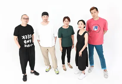 이번 전시에 오리지널 굿즈를 선보이는 백종환 WGNB 대표, 최장순 LMNT 대표, 박윤정 박윤정&타이포랩 대표, 김지선 라운드 작가, 박영하 스타벅스코리아 디자인 총괄(왼쪽부터). 사진=임준선 기자