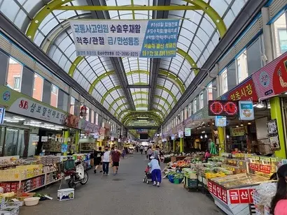 양천구 신월1동 신영시장에 설치된 대형 아케이드 천장. 한여름에도 시장 내부에는 시원한 바람이 통한다. 사진=강은경 기자