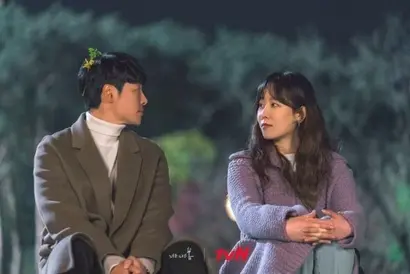 사랑에 빠진 사람들은 미친 짓을 해도 괜찮다. 한밤중에 꽃을 보러 낯선 동네에 가거나, 머리에 꽃을 달아도 기꺼운 마음으로 응해줄 수 있다. ‘너는 나의 봄’은 춥디추운 겨울 같은 어린 시절 상처를 안고 있는 이들이 서로를 봐주고 안아주며 봄이 되고 꽃이 되어주는 광경을 만날 수 있다. 사진=tvN 제공