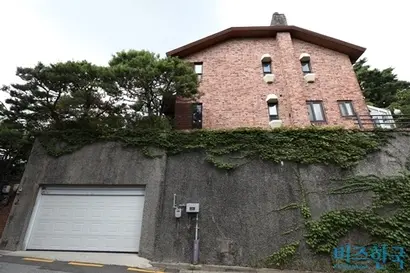구본욱 LK투자파트너스 대표가 아버지인 고 구자성 LG건설(현 GS건설) 사장으로부터 상속받아 보유하고 있다가 2020년 1월 어머니 이갑희 씨에게 증여한 평창동 단독주택. 사진=임준선 기자