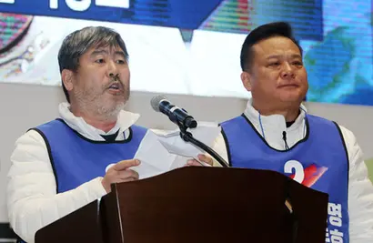 2020년 1월 선거에서 위원장으로 당선돼 당선 소감을 밝히는 김동명 한국노총 위원장(왼쪽). 사진=한국노총