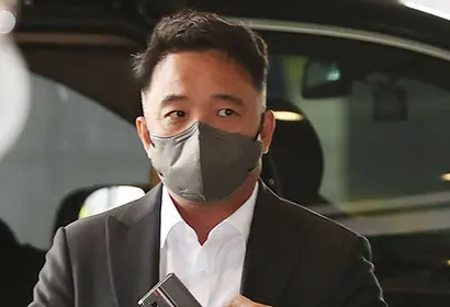 김택진 엔씨소프트 대표가 5월 12일 서울 중구 대한상공회의소에서 열린 신임 서울상의 회장단 첫 회의 참석을 위해 안으로 향하고 있다. 사진=연합뉴스