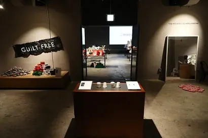 전시장에 입장하자마자 보이는 다섯 개의 오리지널 굿즈. 5명의 디자이너가 이번 전시를 위해 특별 기획·제작했다. 사진=박은숙 기자