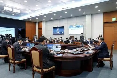 문재인 정부 임기가 8개월가량 남은 상황에서 금융권에 낙하산 인사가 잇따라 논란이 일고 있다. 지난해 10월 26일 청와대 여민관에서 문재인 대통령이 주재한 수석·보좌관회의가 열린 모습. 사진=청와대 제공