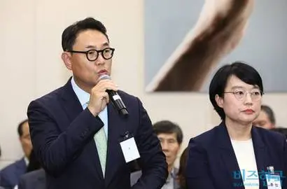 지난 2019년 10월 2일 국회 과학기술정보방송통신위원회 국정감사에 증인으로 출석한 여민수 카카오 공동대표(왼쪽)와 한성숙 네이버 대표. 이번 국감에도 두 기업이 주인공이 될 것으로 보인다. 사진=박은숙 기자