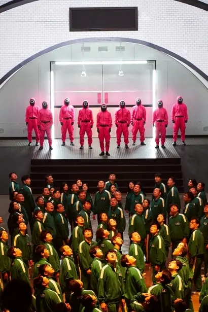 ‘오징어 게임’에서 참가자들은 게임에 탈락하면 문자 그대로 죽는다. 단, 게임 참가자들의 과반 이상이 게임을 중단하는 것에 찬성하면 그만둘 수 있다. 그러나 다른 사람이 죽어갈 때마다 쌓이는 거액의 돈을 보면서 사람들의 눈빛은 변해간다. 사진=넷플릭스 제공