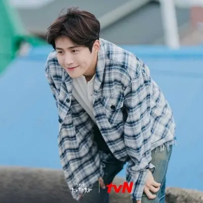 ‘홍반장’ 홍두식 역의 김선호. 누구에게나 반말로 친근하게 다가가지만 정작 처음부터 마음에 들었던 여자에게는 선뜻 다가가지 못하는 속내를 지닌 홍반장을 더없이 매력적으로 그려낸다. 사진=tvN 제공