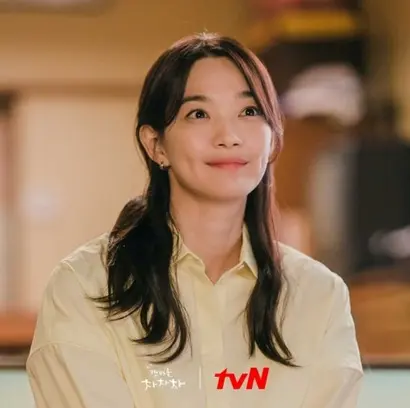 서울에서 온 치과의사 윤혜진 역의 신민아. ‘내 여자친구는 구미호’ ‘오 마이 비너스’ 등 밝고 통통 튀는 사랑스러운 캐릭터를 선보여왔던 신민아는 ‘갯마을 차차차’에서 사랑스럽지만 현실적이고, 그러면서도 꾸준히 한 발 앞으로 나아가는 단단한 여성 캐릭터를 연기해낸다. 사진=tvN 제공