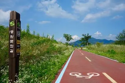 충주 중원문화길 생태탐방길은 상당 부분 남한강 자전거길과 겹친다. 사진=구완회 제공
