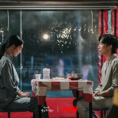 새로운 예능 촬영지를 물색하러 공진에 왔다 대학 시절 짝사랑했던 혜진을 만나게 되는 지성현 PD(이상이). 혜진의 말처럼 인풋과 아웃풋이 확실하고 갖출 것 다 갖추고 심지어 마음까지 따스한 인물이지만 사랑은 그것과는 또 별개라는 걸 확실히 알려주는 인물이다. 사진=tvN 제공