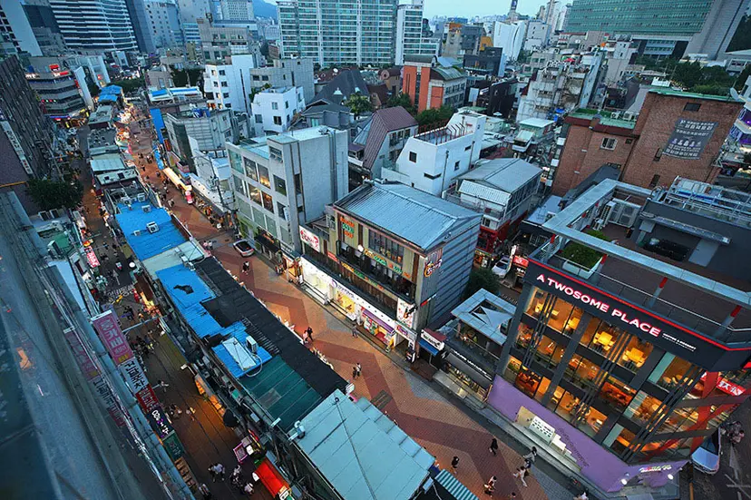 꼬마빌딩은 1000㎡ 미만 면적의 건물로, 통상 7층 이하, 50억 원 아래의 중소형 건물을 말한다. 사진은 마포구 한 번화가의 모습으로, 기사의 구체적 내용과 관련 없다. 사진=연합뉴스