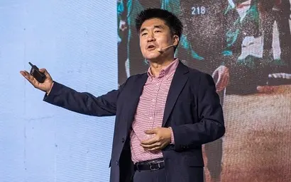 14일 서울 포시즌스호텔에서 열린 ‘브랜드비즈 컨퍼런스 2021’에서 박재항 한림대 겸임교수가 ‘품격으로 완성하는 브랜드 반전’이라는 주제로 발표하고 있다. 사진=최준필 기자