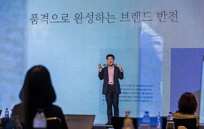 박재항 교수는 “이번 컨퍼런스의 주제가 브랜드로 새롭게 시작하기다. 새롭게 시작한다고 기존의 브랜드나 문화를 완전히 저버리지 말고 저마다 지니고 있는 원형의 성격을 이어가면서 새롭게 바뀐 시대상 등을 붙여나가야 한다”고 강조했다. 사진=최준필 기자