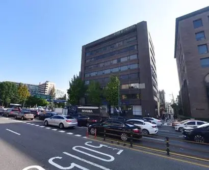 서경배 아모레퍼시픽 회장의 친형 서영배 태평양개발 회장이 최근 매각한 신사동 쌍봉빌딩.  사진=네이버지도 거리뷰