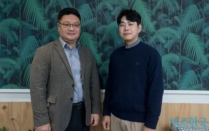 조성훈 엔더블유케이 대표(왼쪽)와 이욱 W재단 이사장이 우리나라 탄소 중립을 위해 뭉쳤다. 사진=이종현 기자