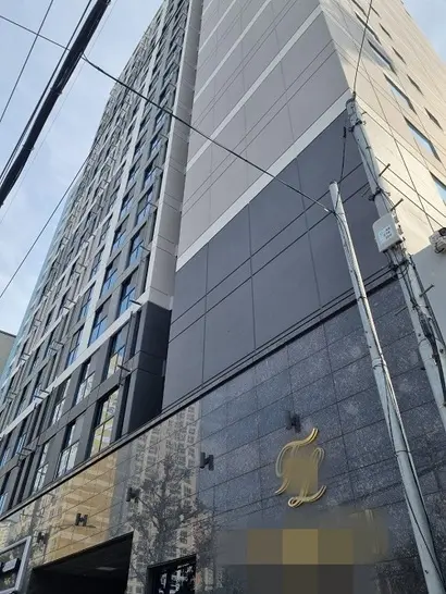 부산 수영구 광안동에 있는 A 주상복합 아파트는 부산 지역 시행사가 지난해 3월 지하 1층~지상 19층 규모 한 동으로 조성했다. 사진=세입자 모임 제공