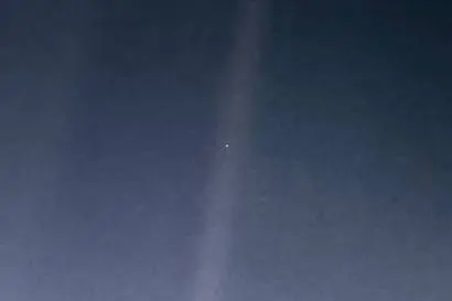 창백한 푸른 점으로 보였던 지구의 모습마저 이제 점점 어두워지는 건 아닐까? 사진=NASA