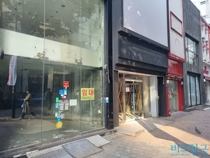 ​서울 중구 명동 상가가 줄줄이 비어 있는 모습. 사진= 차형조 기자