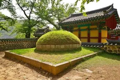 이락사(위)와 이순신 장군의 가묘. 사진=구완회 제공