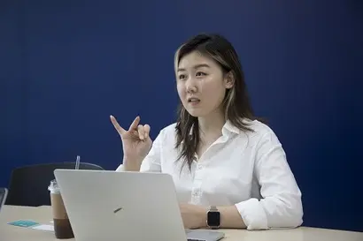 국내 최초로 AI 챗봇을 이용한 동영상 후기 서비스 ‘브이리뷰’를 운영하는 인덴트코퍼레이션의 이은환 PM. ‘브이리뷰’를 통해 개별 쇼핑몰에 들어가지 않고도 손쉽게 동영상 리뷰를 남기거나 확보할 수 있다. 사진=이종현 기자
