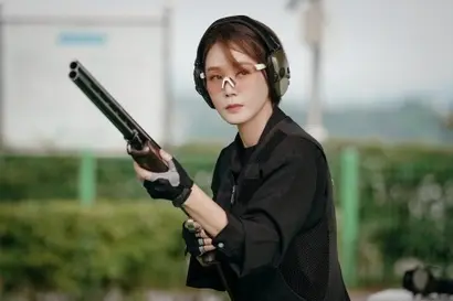금메달리스트 출신 셀럽이었다 보수정당에 의해 국회의원이 되고 어쩌다 문체부 장관이 되는 이정은(김성령). 위급한 순간에 과감한 승부수를 낼 줄 아는, 사격의 센스를 정치생활에서도 유감없이 발휘하는 인물이다. 사진=웨이브 제공