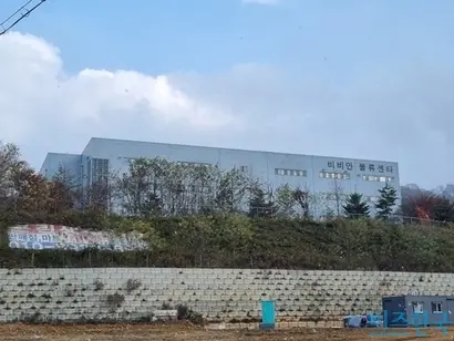 쌍방울그룹 계열사 미래산업은 5일 남석우 전 남영비비안 회장에게서 매입한 경기 화성시 비비안 물류센터(사진) 인접 임야를 나노스에 110억 원을 받고 팔았다. 사진=차형조 기자