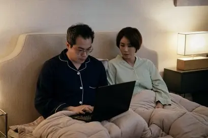 이정은의 남편인 정치평론가 김성남(백현진). 세상 모든 일에 입 대기 좋아하는 ‘아가리 파이터’로, 현실의 누구누구누구를 떠올리게 된다. 이정은 장관이 휘말리는 사건의 핵심축에 서 있는 인물이자 재미의 큰 축을 담당한다. 사진=웨이브 제공