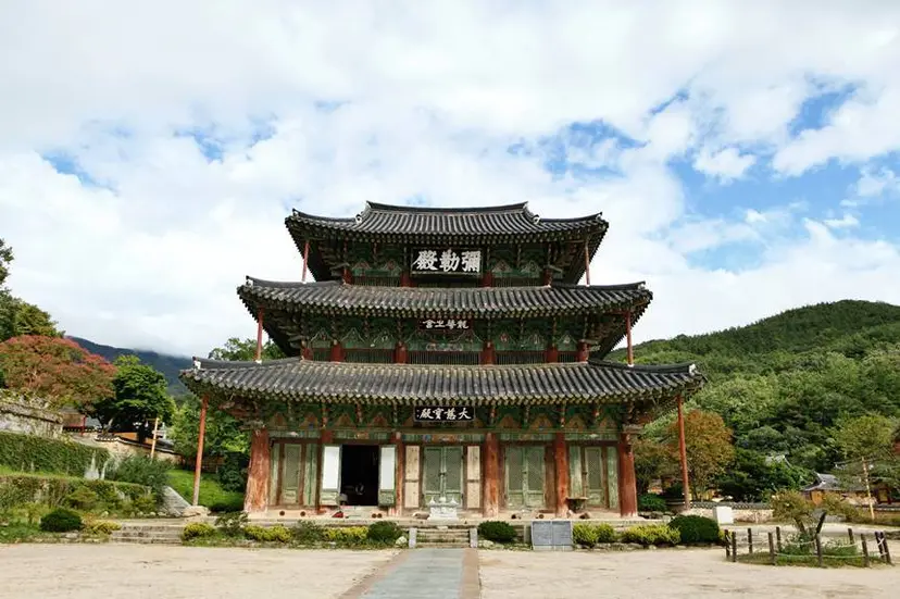 전라북도 김제 모악산 자락에 자리한 금산사에는 미륵전, 금강계단 등 국보와 보물들이 즐비하다. 큰아들 신검에 의해 이곳에 감금됐다 탈출한 견훤은 왕건에게 투항했다. 국보로 지정된 금산사 미륵전. 사진=구완회 제공