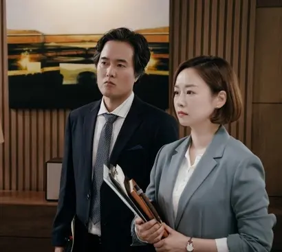 문체부의 ‘늘공’인 기획조정실장 최수종(정승길)과 최연소 대변인 신원희(이채은). ‘공무원이 꽃길만 걸을 수 없다’는 걸 뼛속 깊이 아는 공무원들로, 자신의 자리에서 ‘어공’을 보좌하는 공무원의 생리를 현실감 있게 그려낸다. 사진=웨이브 제공
