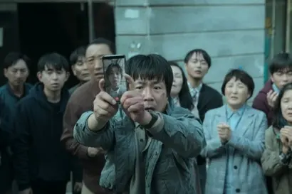 정진수 의장에게 ‘그 신은 인간의 자율성을 믿지 않는가 보다’며 이의를 제기하며 새진리회에 회의를 보였던 진경훈 형사(양익준). 그러나 정진수가 짠 정교한 덫에 걸리고 만다. 사진=넷플릭스 제공