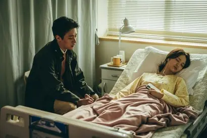 2부에 해당하는 4~6화의 중심인물인 배영재(박정민)와 송소현(원진아). 송소현의 행동에 많은 시청자가 ‘고구마스럽다’고 말하지만, 과연 그 상황이 되었을 때 우리는 얼마나 이성적으로 행동할 수 있을까? 사진=넷플릭스 제공