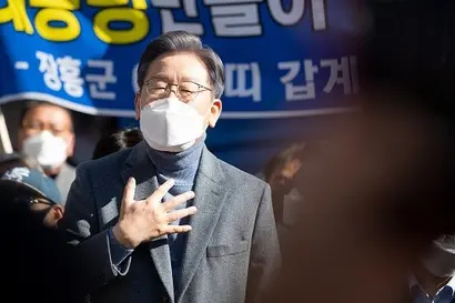 이재명 더불어민주당 대선후보는 지난 11월 29일 골목상권을 살릴 수 있도록 배달특급을 전국으로 확대하겠다고 약속했다. 11월 27일 장흥 토요시장을 방문한 이재명 후보. 사진=이재명 캠프 제공