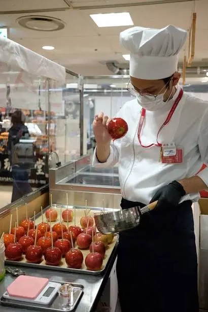 사과사탕의 인기 비결은 맛 좋은 사과와 적당한 설탕코팅에 있다. 사진=폼다무르 도쿄 트위터